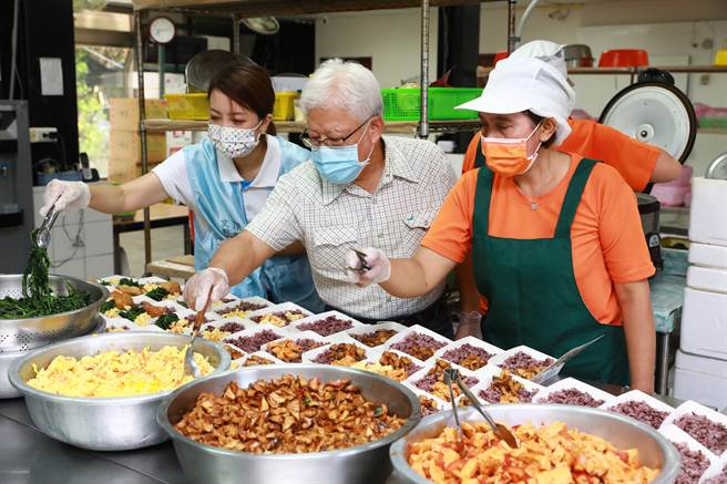 頂新和德文教基金會協助新生活促進會進行愛心便當準備(圖/頂新和德文教基金會)