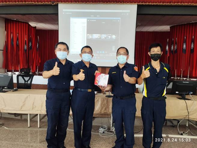 佳警辦尋人高手選拔，分局長蔡進閱(左二)頒獎表揚績優員警。(讀者提供／劉秀芬台南傳真)