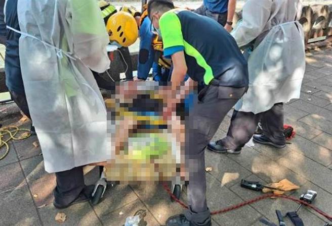 田寮河一名男子落海，救起時無生命跡象。（基隆市消防局提供／陳彩玲基隆傳真）