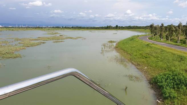 台南市安定区港口滞洪池旁25日凌晨2点左右发生枪击案，林姓男子与人谈判时遭开枪击中腹部，送医急救术后无生命危险。（读者提供／刘秀芬台南传真）