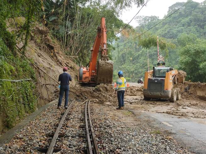 阿里山林铁本线17K＋050处今天下午3点半左右发生上边坡土石崩塌。（林铁及文资处提供／张亦惠嘉县传真）