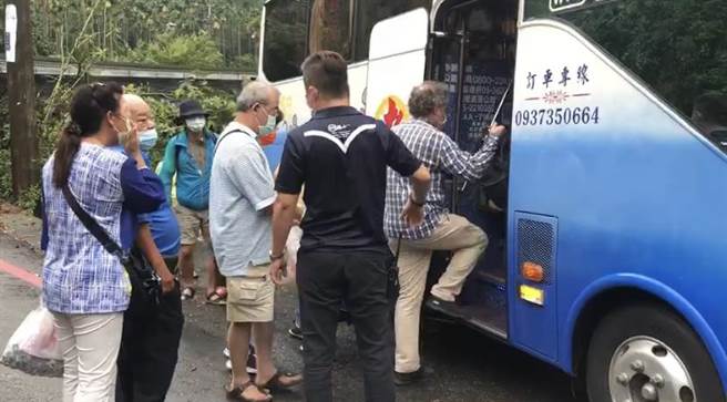 林铁及文资处派中巴及公务车接驳受影响旅客。（林铁及文资处提供／张亦惠嘉县传真）