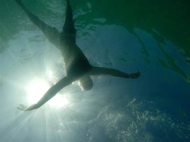 上海市一名男子下海抓鱼，内裤反被河水冲走，被迫泡在水中2小时迟迟不敢上岸。（示意图／达志影像）