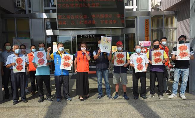 南投市垃圾堆置场垃圾累积量已达1万余吨，恶臭飘出，南投市长宋怀琳25日率领里长到南投县政府陈情抗议。（南投市公所提供／黄国峰南投传真）