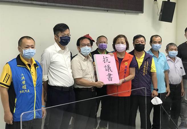 南投市垃圾堆置场垃圾累积量已达1万余吨，恶臭飘出，南投市长宋怀琳（左4）25日率领里长到南投县政府，向环保局长方信雄（左3）递陈情抗议书。（南投市公所提供／黄国峰南投传真）