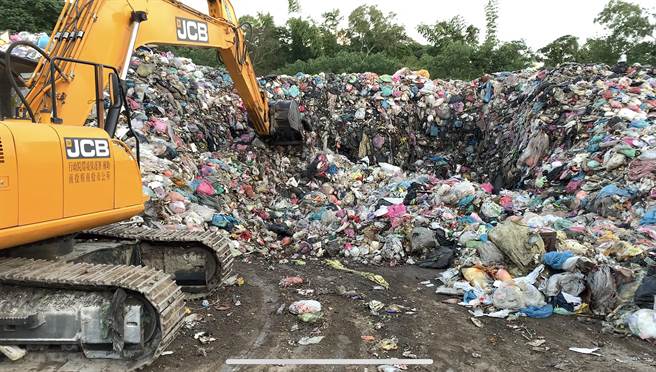 南投市垃圾堆置场垃圾累积量已达1万余吨，飘出阵阵恶臭。（南投市公所提供／黄国峰南投传真）