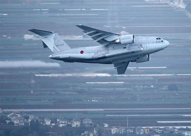 日本政府23日起陸續派3架自衛隊運輸機赴阿富汗撤僑，今天又加派1架專機前往協助。 (圖/路透社) 
