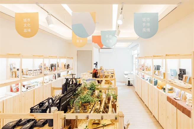 桃园区公民会馆转型为「艺文便利店」，一楼有品牌选物空间。(图／桃园市政府提供)