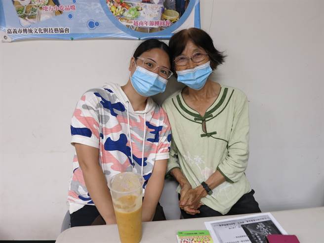 大陆籍李小姐(左)由婆婆(右)带着她参加移民署举办家庭教育课程，让她对法令更熟悉。（图／移民署提供）