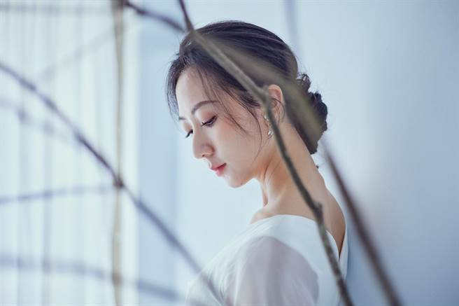 赖妍洁日前受造型师邀约担任婚纱模特儿。（东森提供）