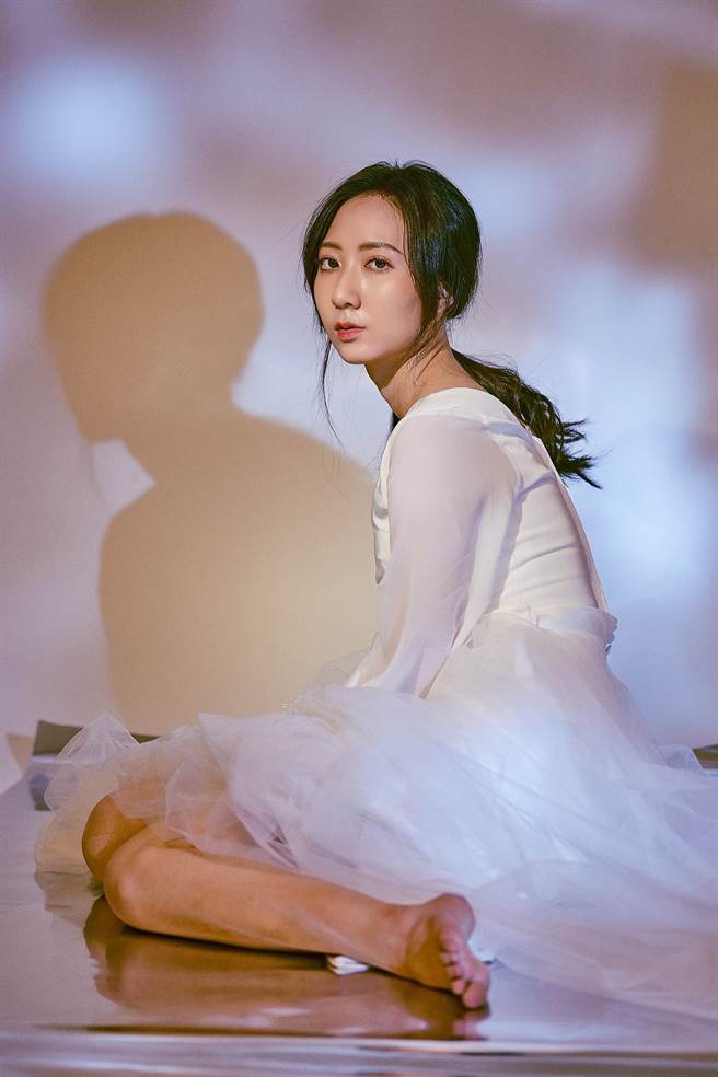 赖妍洁为拍婚纱照献出各种第一次。（东森提供）