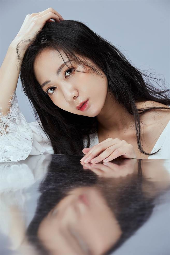 赖妍洁从小就憧憬穿婚纱。（东森提供）