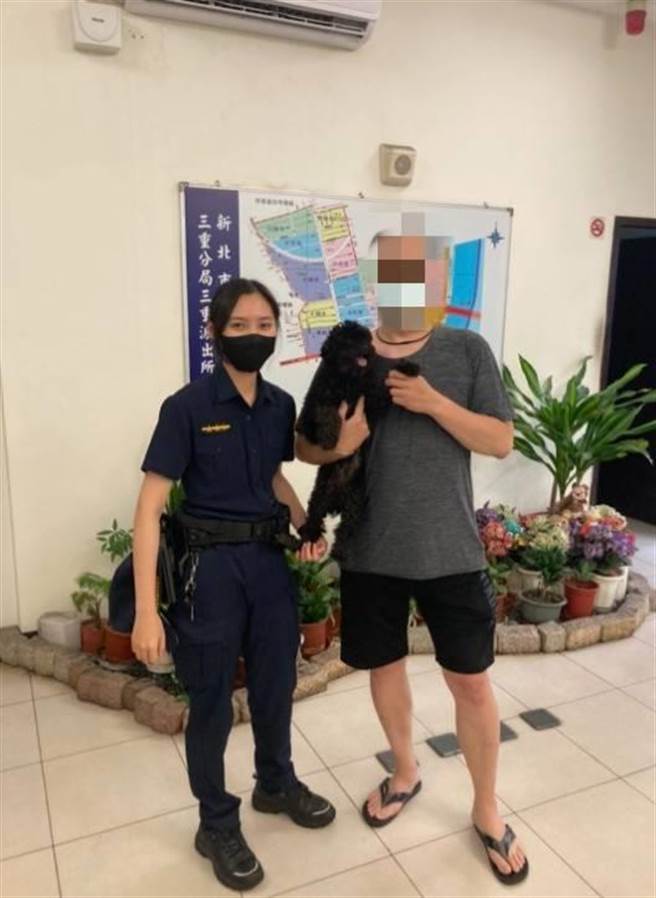 「妮妮」走丢了 　三重警察姐姐寻获傻萌汪星人（三重警分局提供／戴上容新北传真）