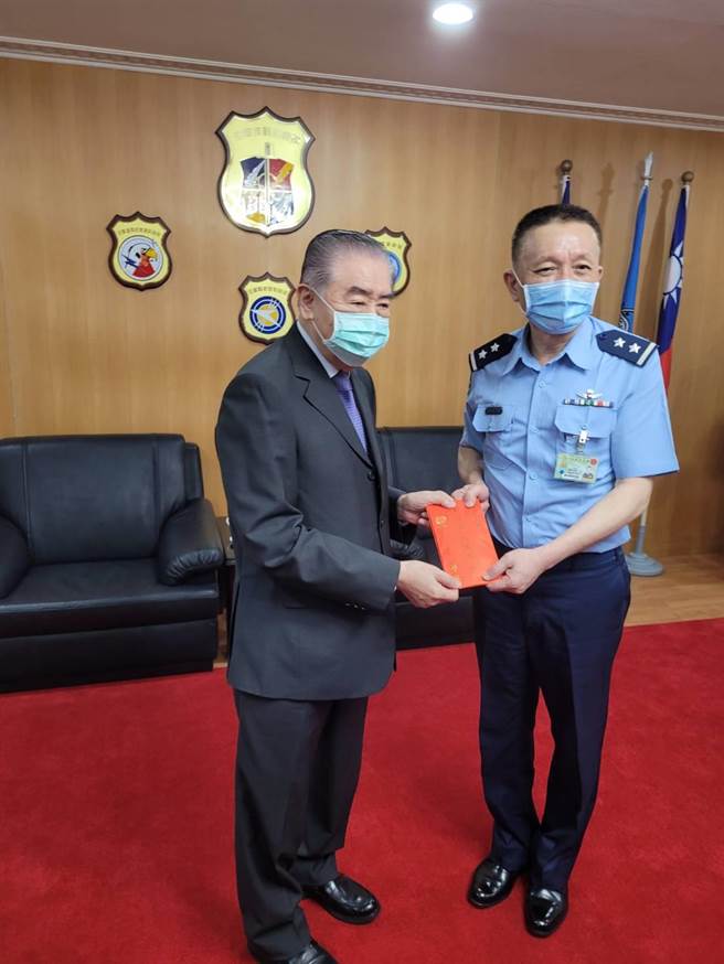 军友社理事长李栋梁今慰问空指部并赠慰问金，由空军作指部指挥官刘任远将代表接受。吕昭隆摄