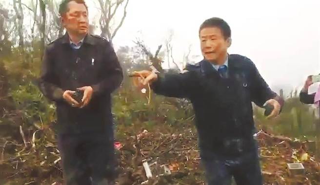 通资次长曹进平（右）在去年黑鹰直升机失现场引导搜救人员协助救援。（宜兰县消防局提供）