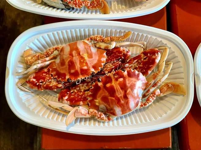 宅配懒人包1含九孔、大白虾、大花蟹。（新北市渔业处提供）