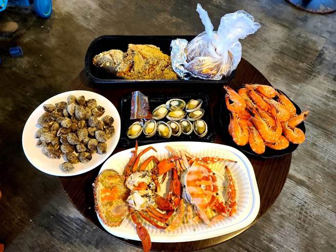宅配懒人包2含凤螺、大白虾、红鱼、九孔、粉母蟹、万里蟹。（新北市渔业处提供）