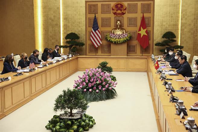 賀錦麗將與越南總統及總理會面，這是美國首位現任副元首出訪越南。(圖/美聯社)