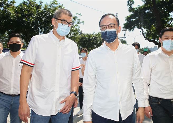 前国民党主席朱立伦，25日与国民党前智库副董事长连胜文同台，与双北青年党代表拍竞选照。被问到是否代表两人已有共识？朱立伦说，国民党的共识就是要更强、更团结、更有战斗力，一定要赢；连胜文也说，「共识就是要赢啊，不然要干嘛？」。（王英豪摄）