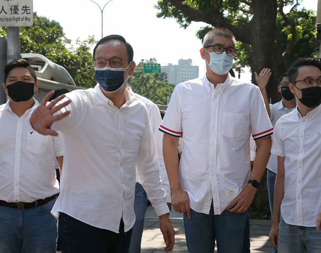 前国民党主席朱立伦，25日与国民党前智库副董事长连胜文同台，与双北青年党代表拍竞选照。被问到是否代表两人已有共识？朱立伦说，国民党的共识就是要更强、更团结、更有战斗力，一定要赢；连胜文也说，「共识就是要赢啊，不然要干嘛？」。（王英豪摄）