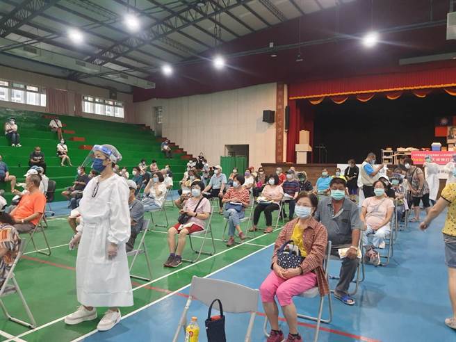 桃园有40所学校轮流投入支援社区疫苗接种站，考量学校疫苗接种站工作人员辛劳，教育局订定奖励金办法。（桃园市政府教育局提供／陈梦茹桃园传真）