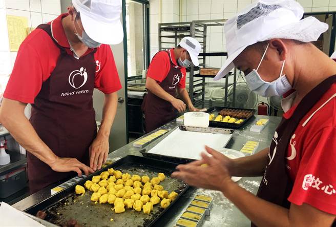 中秋節買氣下滑，社福機構訂單雖然迄今僅約1.5成，牧心的憨兒依舊用心做月餅。（莊哲權攝）