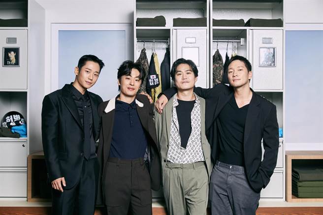 丁海寅（左起）、 具教焕、 金成昀、 孙锡求出席《D.P 逃兵追缉令》记者会。（Netflix提供）