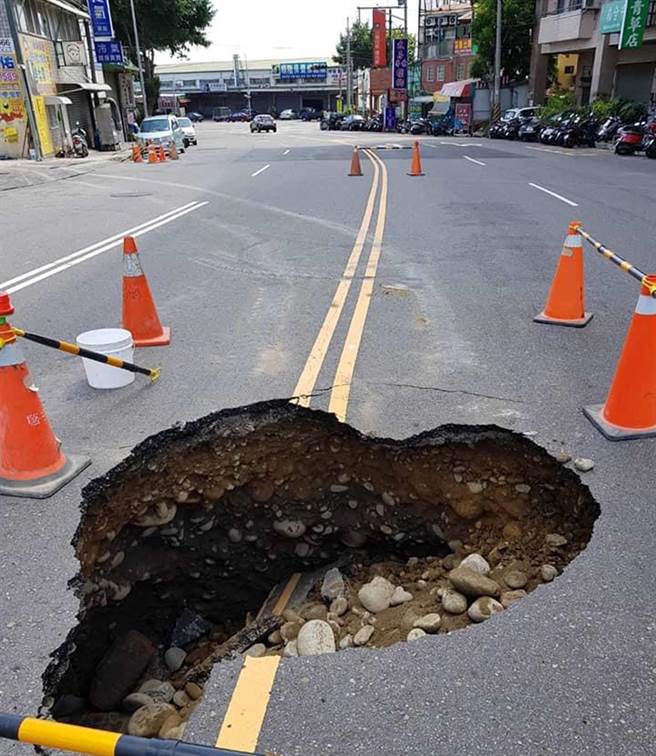 台中市南屯区永春北路仅100公尺长路段，竟然有3处天坑一年补7次。（市议员张耀中提供）