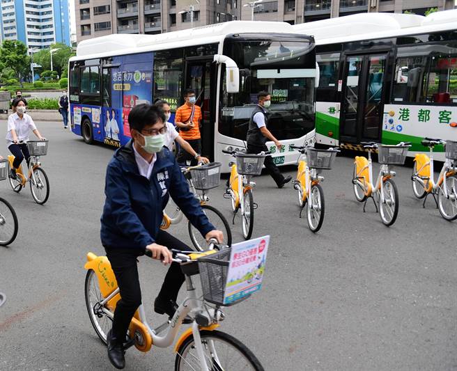 为鼓励培养民眾使用绿色运具好习惯，高雄市长陈其迈25日宣布，今天起高雄市籍学校高中职以下学生，持一卡通数位学生证、一卡通高雄学生认同卡或儿童卡，租借YouBike2.0享前30分钟免费骑乘优惠，以及9月份手机QR Code乘车码享免费搭乘公车。(刘宥廷摄)