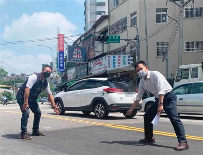 张耀中会勘时发现刚修补路段只要大卡车经过，车辆就会明显上下晃动，代表补丁还是不够扎实，随时都有再坍陷的风险。（市议员张耀中提供）