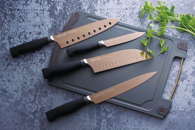 Neoflam钛金刀具4件组，特价999元/组、Noblesse大贵镞抗菌砧板，特价499元/件。（HOLA提供）