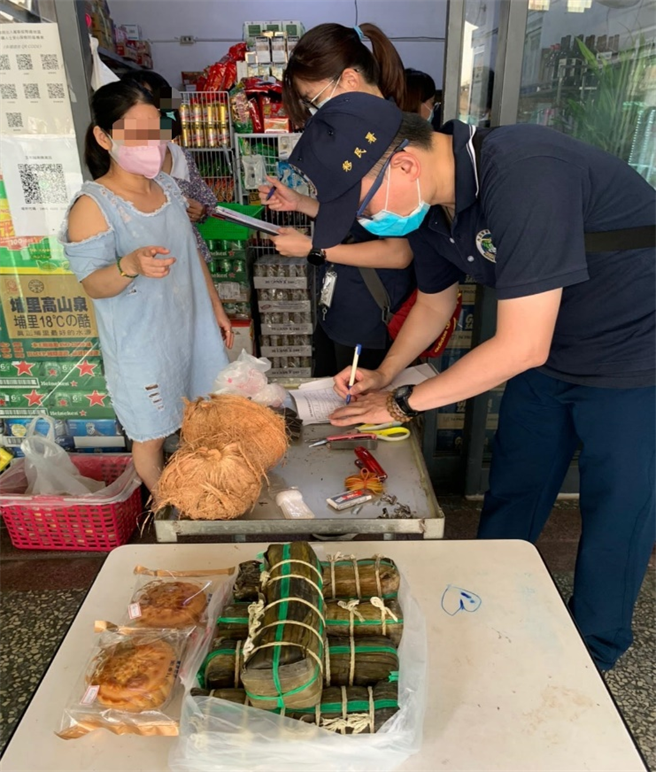 移民署專勤隊員針對全台437處外國攤商、小吃店進行稽查。（移民署提供）