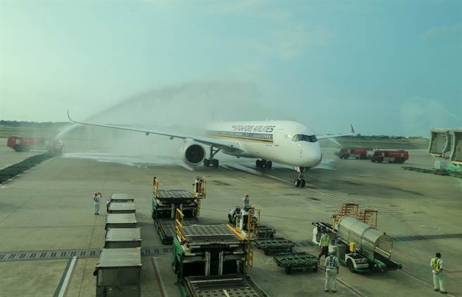 时隔13年，新加坡航空25日復飞台北往返洛杉矶的航线，復飞首班航班于25日下午5时50分起飞，桃机公司消防队也特别出动消防车，以水门礼洗尘欢迎，这也是受到新冠肺炎疫情影响1年多以来，桃园机场首度重现水门礼的欢庆画面。（陈麒全摄）