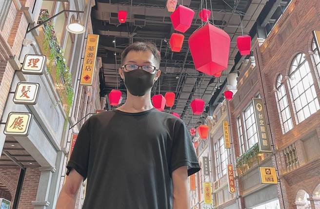 邓佳华17日在社群平台上PO出「日月光集团」员工识别证，展现出认真工作的态度引起关注，可惜没通过术科考试，已于本周离职。(摘自邓佳华脸书)