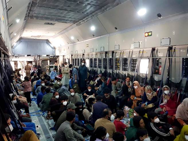 阿富汗民眾25日登上西班牙军机撤离喀布尔。（图／路透社、西班牙国防部）