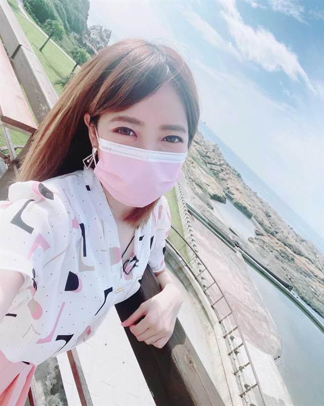 華視主播莊雨潔，從棚內走出戶外報氣象。（華視提供）