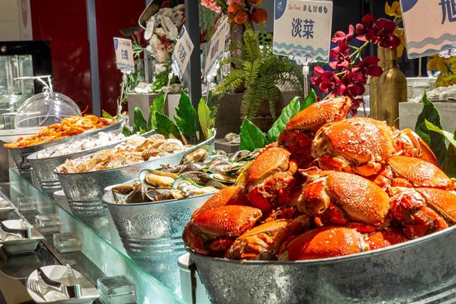 新天地崇德旗艦店「樂食百匯」，順勢推出限時快閃好康雙人同行第二人半價，並再加碼午餐時段招待牛排、晚餐時段加碼焗烤生蠔。（新天地提供／馮惠宜台中傳真）