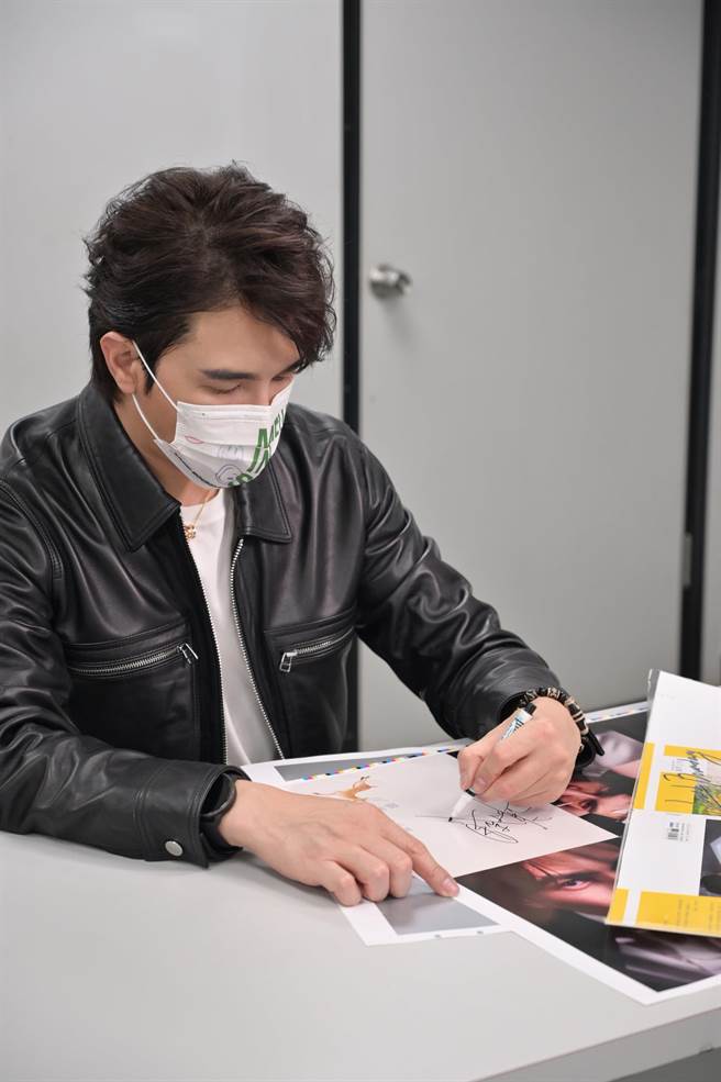 谢佳见为写真书签名。（艺和创艺提供）