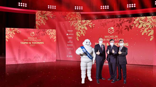 米其林25日以線上方式公布「台北．台中米其林指南2021」星級餐廳名單，右起為觀光局長張錫聰、交通部長王國材、台灣米其林董事長毛行健。（米其林提供）