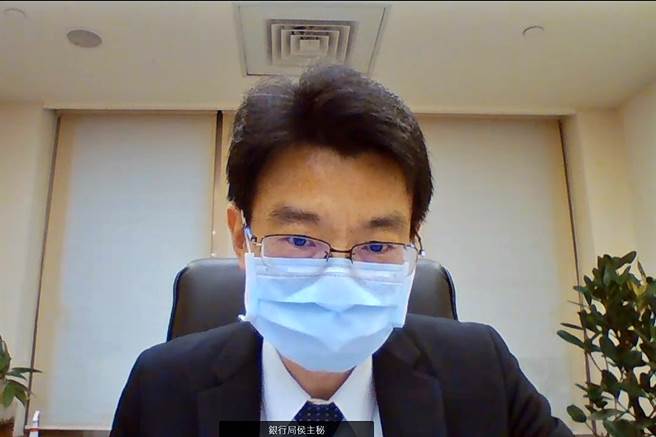 金管会银行局主秘侯立洋。（翻摄直播画面）