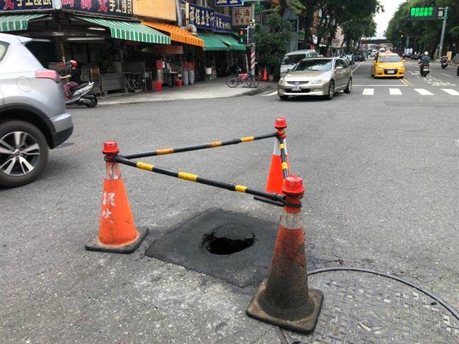 高雄前镇区草衙一路及衙东街口发生路面破洞。（高市府工务局提供／洪浩轩高雄传真）