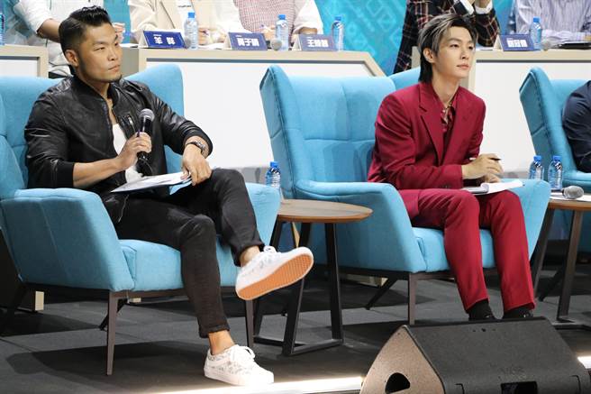 金曲歌王李玖哲（左）担任炎亚纶主持的《Be the ONE：A级战场》首集嘉宾。（火星多媒体有限公司提供）