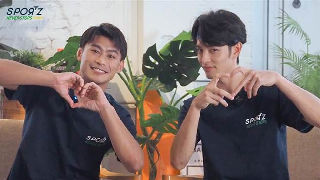 曹佑寧（右）与杨勇纬合体，大方玩起CP三连拍。（《动志》提供）