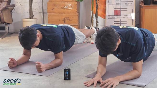 曹佑寧（右）与杨勇纬展开男神对决。（《动志》提供）