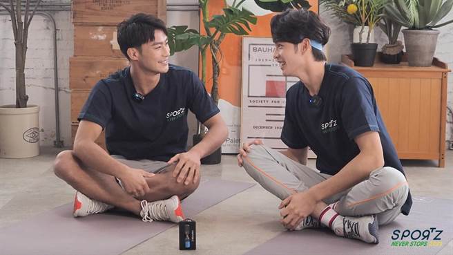 曹佑寧（右）与杨勇纬惺惺相惜。（《动志》提供）