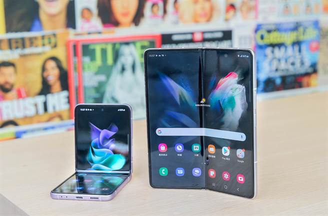 三星全新Galaxy Z Fold 3 5G（右），共幻影黑、钛灰银、冷杉绿 3色，定价5万6888元起；Galaxy Z Flip3 5G共有绒丝白、日落紫、石墨绿及幻影黑 4色，定价3万888元起。（粘耿豪摄）