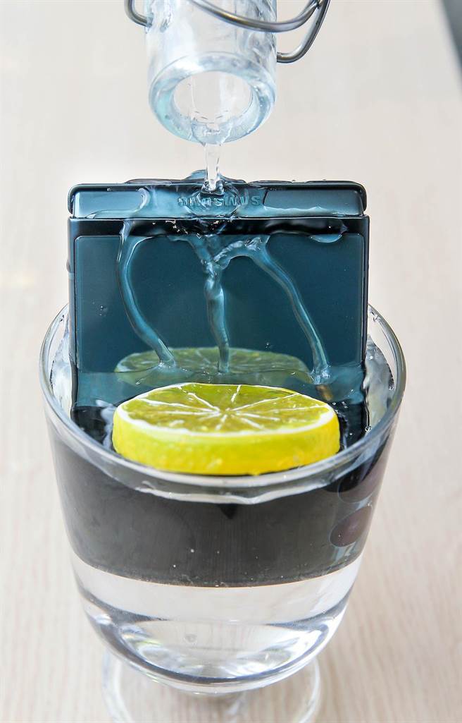 三星全新的Galaxy Z Fold 3 5G及Z Flip3 5G，均为首款搭载IPX8防水等级的折迭智慧型手机，满足消费者不同场合的使用需求。（粘耿豪摄）