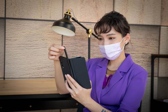 三星推出9月10日至10月31日期间购买Galaxy Z Fold 3 5G后登录，即送附S Pen的翻页式保护壳、蓝牙智慧防丢器及无线闪充充电板。（三星提供）