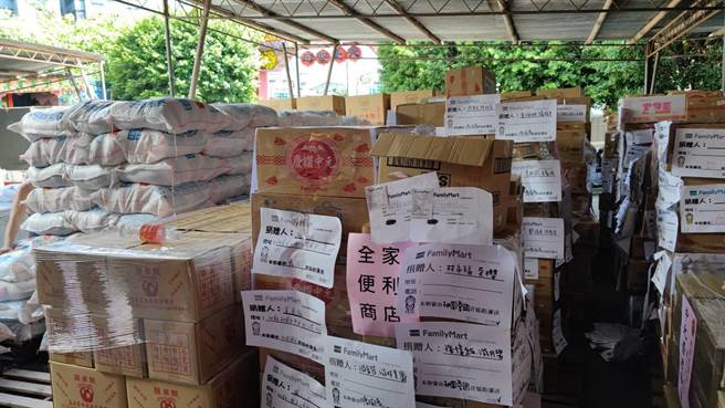 民眾透过超商等通路订购供品，送到慈护宫普渡。（赖佑维摄）