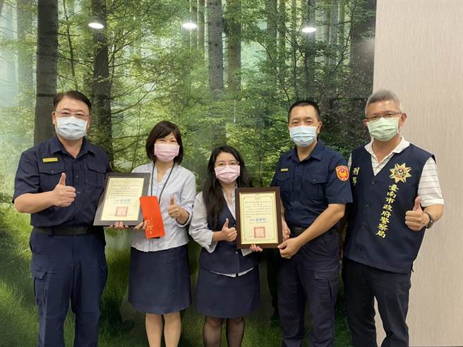 永康警方前往国泰世华银行永康分行颁发感谢状及奖励金。（永康警分局提供／曹婷婷台南传真）